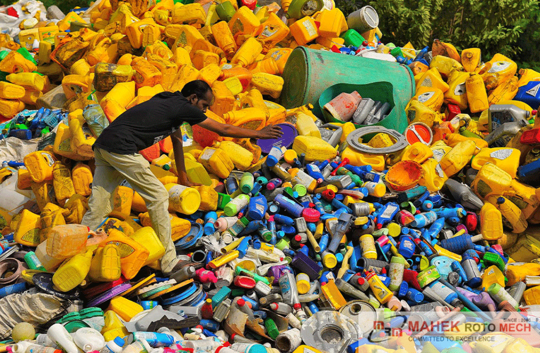 Plastic waste recycling machine
